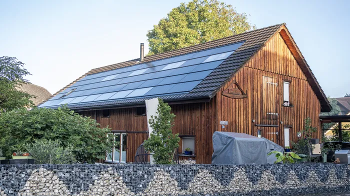 Bild von Haus mit Solarpanelen